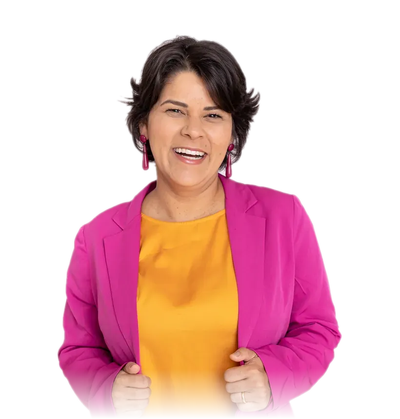 Retrato da advogada Monique Mendes, sorrindo, de blazer magenta