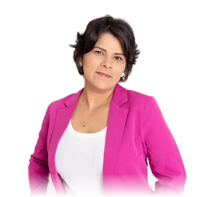 Advogada Monique Mendes, de blazer magenta, olhando para a câmera com confiança